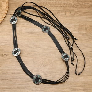 Détail d'une ceinture western en cuir PU avec boucles en turquoise sur surface en bois