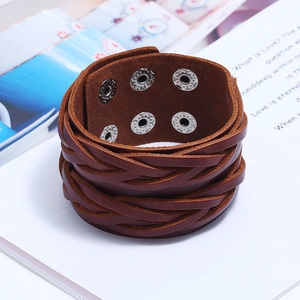 Bracciale largo multistrato in pelle intrecciata marrone con bottoni a pressione in metallo
