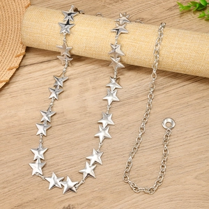 Chaîne de taille en métal argenté avec étoiles pour jeans et robes sur fond bois