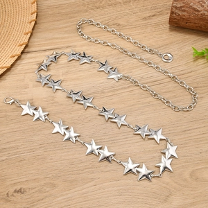 Chaîne de taille argentée pour femme avec étoiles métalliques et finition miroir polie