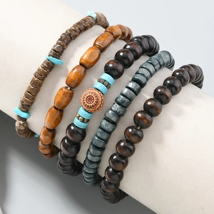 Set di 5 bracciali bohémien in perline di legno multistrato con ciondoli etnici maschili