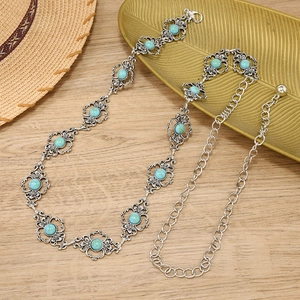 Chaîne de taille bohème en métal argenté avec maillons floraux turquoise sur bois