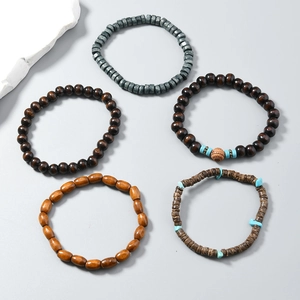 Set di 5 braccialetti bohémien in perline di legno con dettagli in turchese, vista dall'alto