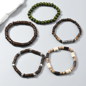 Détail de l'ensemble de 5 bracelets élastiques avec perles de bois et accents en métal