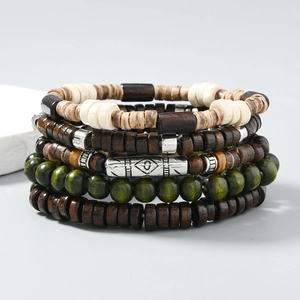 Détail du lot de cinq bracelets ethniques en perles de bois avec tubes ciselés argentés