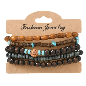 Set di 5 bracciali bohémien in perline di legno con dettagli in turchese su carta