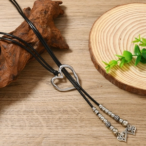 Collana boho vintage con ciondolo a cuore su cordino nero e perline metalliche decorative
