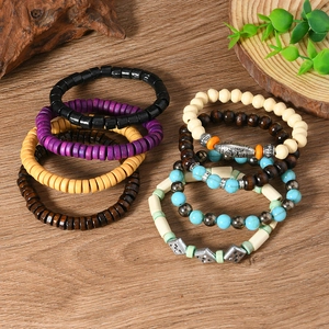 Détails de bracelets bohèmes multicouches en perles de bois avec turquoise et breloques
