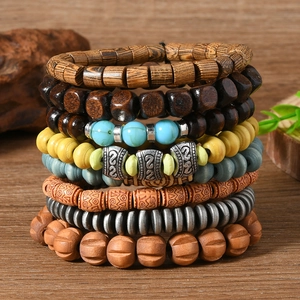 Gros plan sur un lot de 8 bracelets vintage en perles de bois avec textures naturelles
