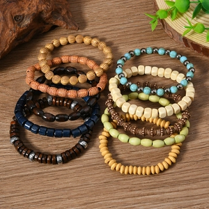 Détail du lot de 10 bracelets bohèmes avec textures naturelles de bois et de pierres