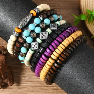 Ensemble de bracelets bohèmes multicouches en perles de bois et accents turquoise