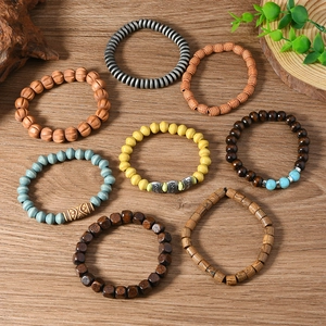 Vue détaillée du lot de 8 bracelets vintage pour hommes en perles de bois naturel