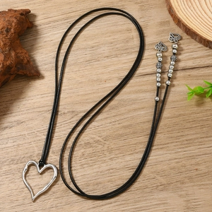 Collana vintage boho con ciondolo a cuore e doppi cordini in pelle PU con perline