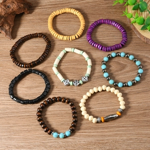 Gros plan de bracelets bohèmes multicouches en perles de bois avec turquoise et métal