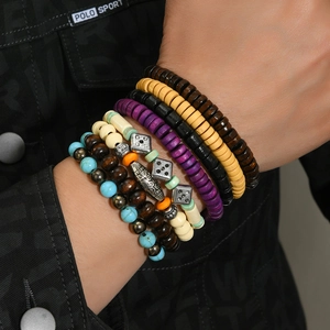 Set de bracelets bohèmes multicouches en perles de bois avec turquoise et breloques