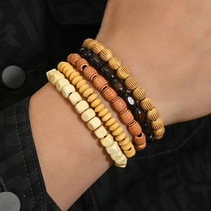 Détails de quatre bracelets bohèmes en perles avec motifs tribaux et perles en bois