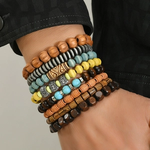 Gros plan sur un lot de 8 bracelets vintage en perles de bois colorées et faites à la main