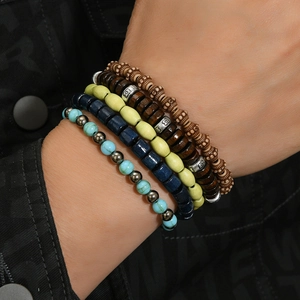 Set de 10 bracelets bohèmes avec perles en bois vintage et turquoise portés au poignet