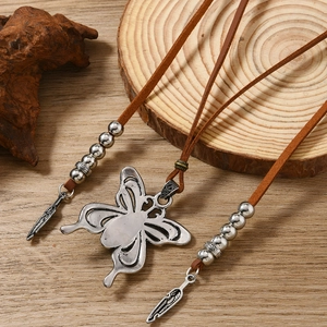 Collier bohème avec pendentif papillon en turquoise et cordon en cuir marron