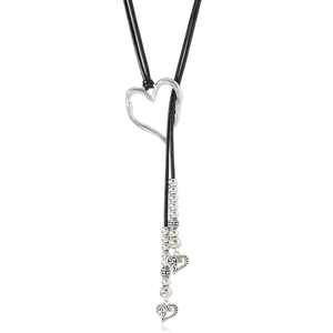 Collana boho in pelle PU a doppio filo con grandi ciondoli a forma di cuore in argento