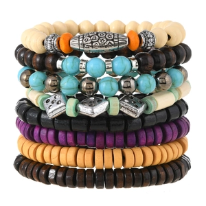 Set de bracelets bohèmes multicouches en perles de bois avec accents turquoise et charms