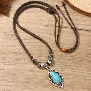 Collier bohème avec pendentif feuille évidée, pierre turquoise et corde tissée
