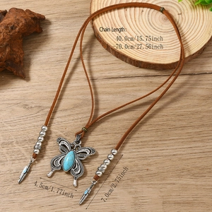 Collier bohème en cuir marron avec papillon turquoise et pendentifs plumes argent