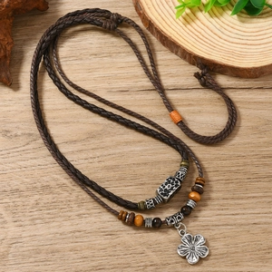 Collier double couche vintage en cuir PU tressé avec pendentif fleur style bohème