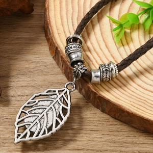 Collier bohème avec pendentif feuille argentée et perles turquoise sur cordon brun