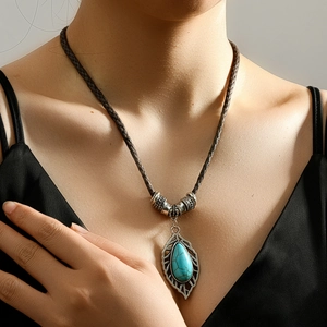 Collier Pendentif Feuille Ethnique Bohème Rétro Alliage de Zinc Larme Ajourée Strass Corde de Cire Marron Réglable Bijoux
