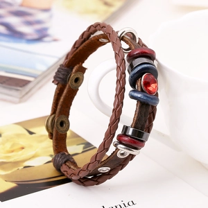 Bracciale multistrato in pelle retrò con strass rosso, perline di legno e fibbia in rame