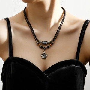 Collier Double Couche avec Pendentif Fleur Tissé en Cuir PU Vintage pour Femmes Bijoux de Style Ethnique Bohème Cadeau