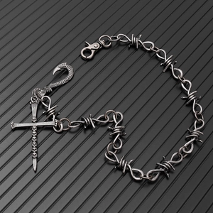 Détail du pendentif tête de mort gothique sur une chaîne de pantalon en fil de fer barbelé