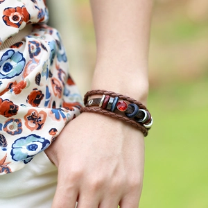 Bracciale multistrato in pelle stile boho con gemma rossa e anelli in metallo retrò