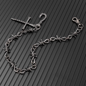 Chaîne de pantalon gothique en fil de fer barbelé avec pendentifs croix et épée