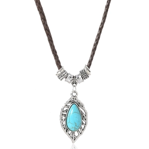 Collier bohème ethnique avec pendentif turquoise, feuille argentée et cordon marron