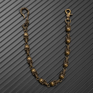 Détail de la chaîne de crânes en bronze vintage avec texture métallique punk gaufrée