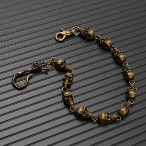 Détail d'une chaîne tête de mort en bronze vintage au style punk gothique avec fermoirs