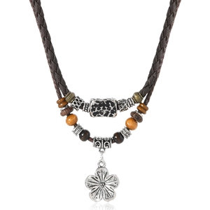 Collier vintage en cuir PU tressé avec perles en bois et pendentif fleur argent