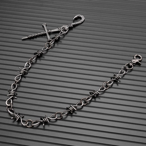 Vue détaillée du pendentif croix squelette gothique et de la chaîne de pantalon