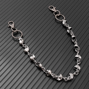 Detailansicht der Gothic-Totenkopf-Hosenkette aus Metall mit antikem Silberfinish und Verschluss