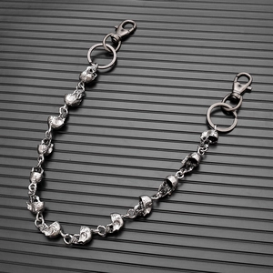 Detail der Punk Silber Totenkopf-Hosenkette mit Metallstruktur und Karabinerhaken