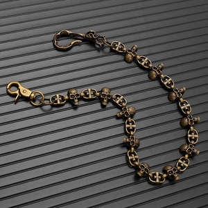 Dettaglio della catena a teschio in ottone vintage con croce antica stile gotico