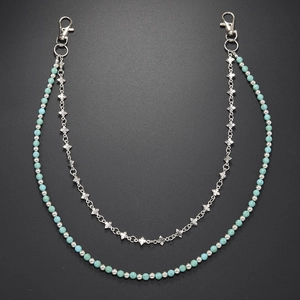 Détail de la chaîne de jean double couche avec perles turquoise et croix en métal