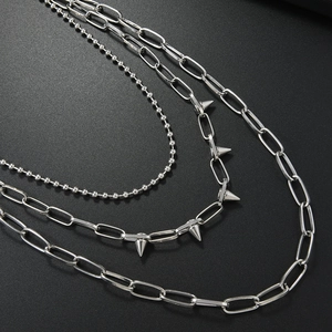 Mehrlagige silberne Punk-Hüftkette mit Metallstacheln und Kugelkettengliedern auf Schwarz