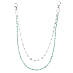 Chaîne de pantalon double avec perles turquoise et breloques trèfle sur fond blanc