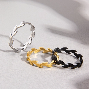 Dreiteiliges Set Lorbeerblatt-Ringe in Silber, Gold und Schwarz aus Edelstahl