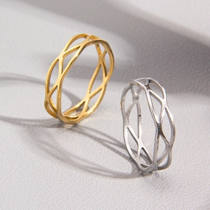 Bagues géométriques croisées minimalistes en finition or et argent polie