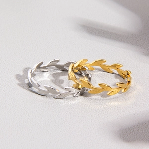 Set aus zwei Olivenzweig-Ringen in Gold und Silber mit detailliertem Blattmuster