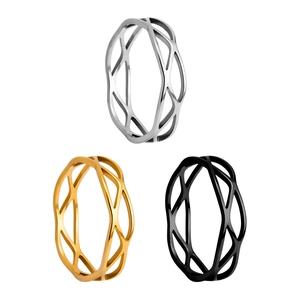 Trois bagues croisées en acier titane minimaliste en coloris argent, doré et noir